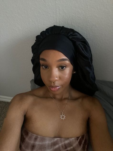 Bonnets Black Women, Bonnet Black Women, Bonnets Aesthetic, Bonnet Pics, Bonnet Aesthetic, Black Bonnet, Wig Installation, Philosophy Art, Basketball Hairstyles