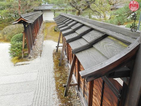 Last Monday we posted a few wonderful pieces of Japanese architecture that we discovered during our trips to Japan. These constructions were a big inspiration for us. Today we wanted to share more examples, focussing on traditional Japanese woodwork and the techniques that shaped them. Please enjoy these pictures! Japanese Pergola, Japanese Landscaping, Japanese Exterior, Japanese Roof, Japanese Fence, Japanese Traditional Architecture, Japanese Gate, Japanese Garden Landscape, Japanese Tea House