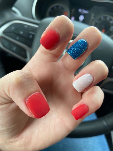 Cute Short Gel Nails 4th Of July, Fourth Of July Nails Dip Powder, Red White And Blue Nails Short, Red White And Blue Dip Nails, Red White And Blue Gel Nails, Fourth Of July Nails Dip, Dipped Nails Ideas Spring, Dipped Nails Ideas Powder, Monthly Nails