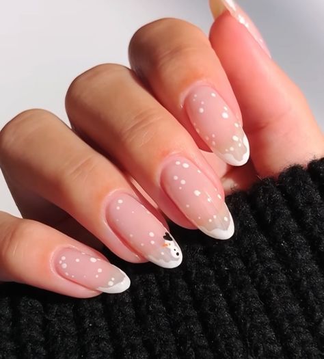 Oval French Nails With Snowflake, White November Nails, Christmas Lights French Tip Nails, Snow Christmas Nails, Winter Almond Nails Ideas, White Winter Nails, Round Nail Designs, Christmas Nail Inspo, Glitter Gradient Nails