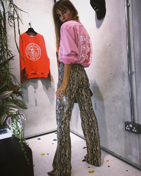 MSGM on Instagram: “#MSGMLondon 🇬🇧 RG @EmmaLouiseConnolly in #MSGMFW18 MSGM! printed satin and faux python pants at the opening of MSGM’s new store, 278…” Emma Louise Connolly, Snake Print Outfit, Snake Pants, Snake Print Pants, Outfits With Converse, Looks Street Style, Pants Outfit, Mode Outfits, Daily Fashion