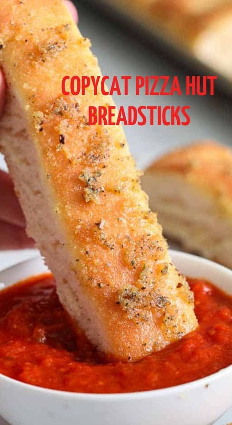 Learn how to make scrumptious Pizza Hut Breadsticks right at home! They're soft, chewy, and loaded with buttery herbed Parmesan topping. White Sauce Pizza Recipe, Copycat Pizza Hut, Pizza Hut Breadsticks, White Pizza Sauce, Spicy Pizza, Healthy Pizza Recipes, Bread Sticks Recipe, Healthy Pizza, Summer Appetizer