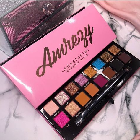 Anastasia Beverly Hills Palette, Beverly Hill, Makeup Stuff, Eyeshadow Palettes, Beauty Store, Makeup Kit, Anastasia Beverly Hills, Huda Beauty, Eyeshadow Palette