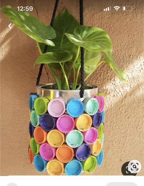 Plastic Bottle Planter, Handmade Flower Pots, Coconut Shell Crafts, Diy Crafts Love, Painted Pots Diy, Diy Plant Hanger, Bottle Cap Crafts, Garden Crafts Diy, Recycled Bottle