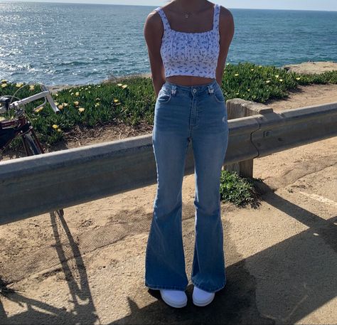 Flare Jeans With Crop Top, Flare Jeans With Tank Top, Crop Top And Flare Jeans, Bootcut Jeans With Vans, Light Blue Flare Jeans Outfits, Bellbottom Jean Outfits, Blue Flare Jeans Outfit, Outfit With Flare Jeans, White Slip On Vans Outfit