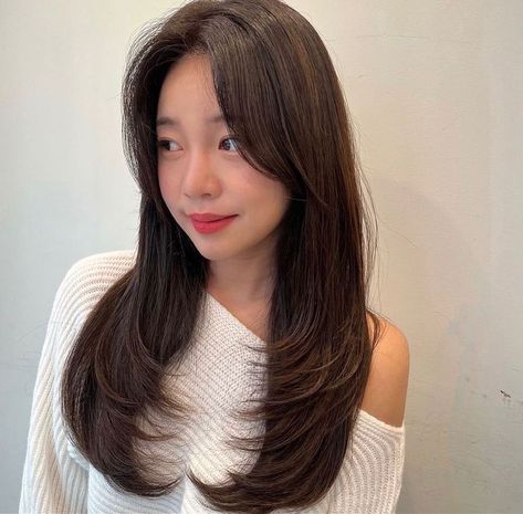 amazing korean mode Korean Layered Haircut With Bangs, Korean Butterfly Haircut, Korean Haircut Long Layered Hair, Japanese Haircut Long, Korean Haircuts For Women, Korean Long Layered Haircut, Korean Haircut Women, Korean Layered Haircut, Cutesy Hairstyles