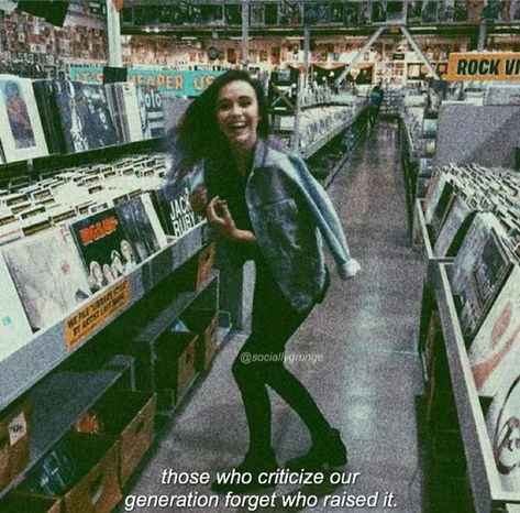 Mode Poses, Acacia Brinley, Mode Punk, Mode Grunge, Photographie Inspo, Grunge Photography, Vintage Vinyl, Jolie Photo, Soft Grunge