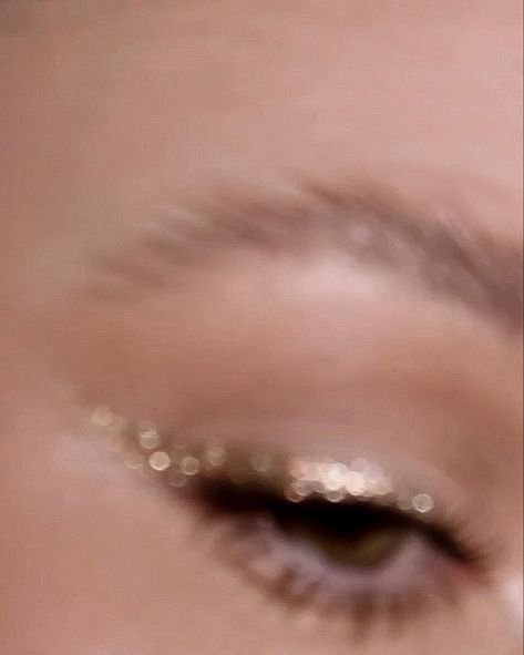 Glitter eye / aesthetic / liner / gold eye makeup Non Comedogenic Makeup, Healthy Makeup, Gold Eye Makeup, Glitter Liner, Beauty Habits, Glitter Eye Makeup, Glitter Eyeliner, Christmas Makeup, Glitter Eyes