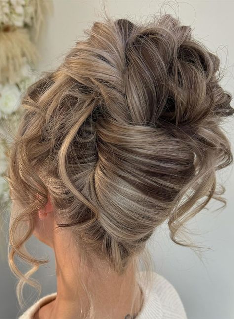 chic updo, hairstyle ideas, wedding hairstyle, 90s vibe updos, wedding updo, updos, trendy updos, bridal hairstyle, bridal updos, messy updo, simple updo, trendy messy updo, wedding hairstyle trends Curled Updo Hairstyles, Messy Updo Wedding, Hairstyle 90s, Updo Simple, Updos Bridal, Hair Couler, Formal Hairstyles Updo, Chic Updo, Bridal Updos