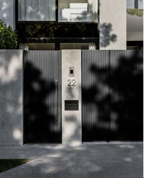 Modern Black Houses, Car Porch Design, Compound Wall Design, Home Gate Design, Gate Wall Design, Black Houses, House Main Gates Design, Modern Fence Design, House Fence Design