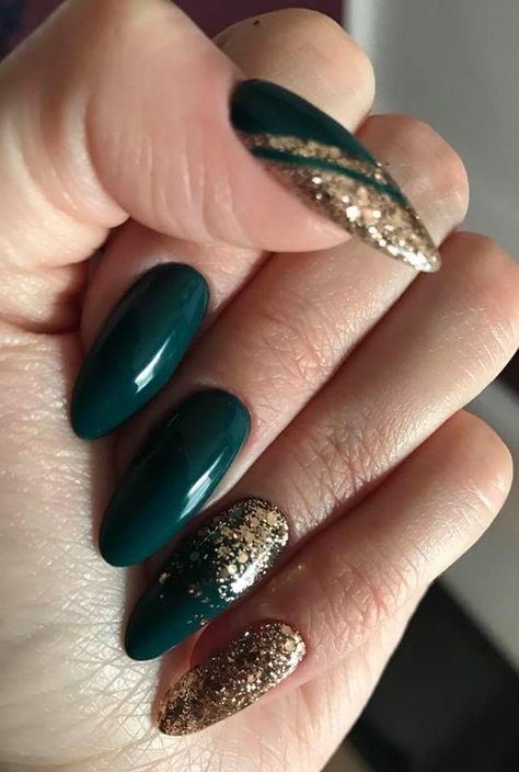 Green And Gold Nails, Christmas Nails Trendy, Emerald Nails, Gold Acrylic Nails, Dark Green Nails, Christmas Gel, December Nails, Winter Nails Acrylic, Cute Christmas Nails