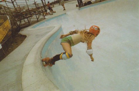 #70s #80s #roller #skating #disco #style Skate Photography, Tony Hawk Pro Skater, Skateboard Photos, Bones Brigade, Skateboard Pictures, Old School Skateboards, Skate Punk, Skate Photos, Chrome Ball