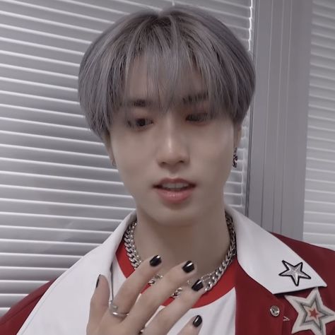 Han Jisung Wavy Hair, Han Jisung Silver Hair, Han Jisung Facial Hair, Han Jisung Blue Hair, Aesthetic Han Jisung Icon, Grey Hair, Silver Hair, Hair Color, Hair