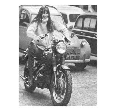 Jane Birkin Motorcycle Style Jane Birkin, Jane Birken, Jane Birkin Style, Motos Vintage, Jean Shrimpton, Lois Jeans, Lou Doillon, Charlotte Gainsbourg, Serge Gainsbourg