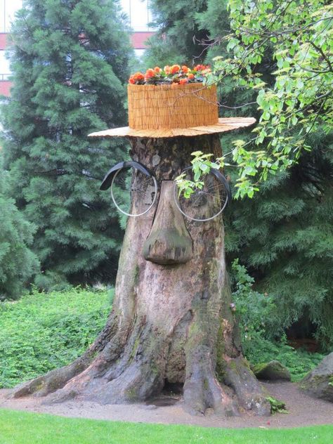 Tree Stump Decor, Wood Yard Art, Fairy Tree Houses, Rock Garden Landscaping, Fairy Garden Houses, Garden Art Sculptures Diy, Garden Yard Ideas, Fairy Garden Diy, Garden Art Crafts