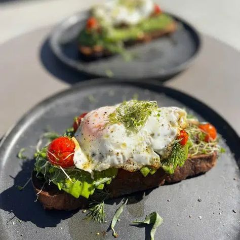 Roasted Tomato and Avocado Breakfast Toast - Shayna's Kitchen Gut Healing Bone Broth, Shayna's Kitchen, Avocado Toast Breakfast, Pumpkin Pasta, Gut Health Recipes, Avocado Breakfast, Toasted Pumpkin Seeds, Wing It, Breakfast Toast