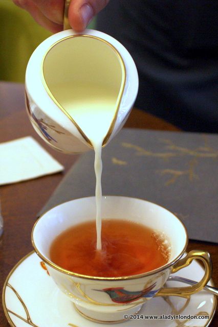 Tea in London Men Drinks, High Tea Recipes, Irish Foods, High Tea Food, Tea In London, Tea Etiquette, Ginger Tea Recipe, English Afternoon Tea, Drinks Tea