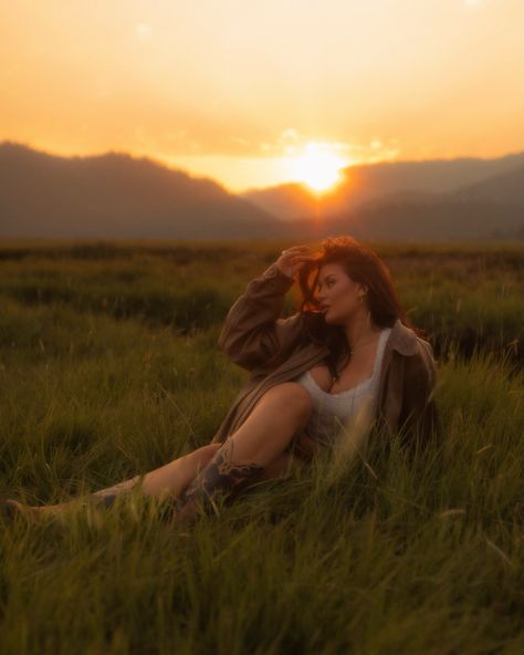 golden hour in bend with @simone.garren ✨ Cabin Photoshoot, Golden Hour Field, Golden Hour Photoshoot, Golden Hour Photos, Fall Family Pictures, Fall Photoshoot, Family Pics, Fall Family, Golden Hour