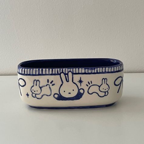 Kpop Ceramics Ideas, Ceramic Ideas Cute, Miffy Pottery Painting, Aesthetic Ceramics Ideas, Cute Pottery Ideas Painting, Ceramic Bowls Ideas, Ceramics Ideas Pottery Bowls, Miffy Pottery, Miffy Decoration