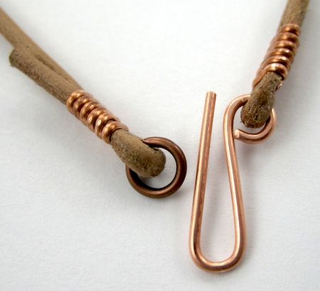 Jewelry Closures, Copper Crafts, Pendant Tutorial, Wire Jewelry Tutorial, Diy Jewelry Inspiration, Jewelry Clasps, Jewelry Techniques, Leather Chokers, Jewelry Making Tutorials