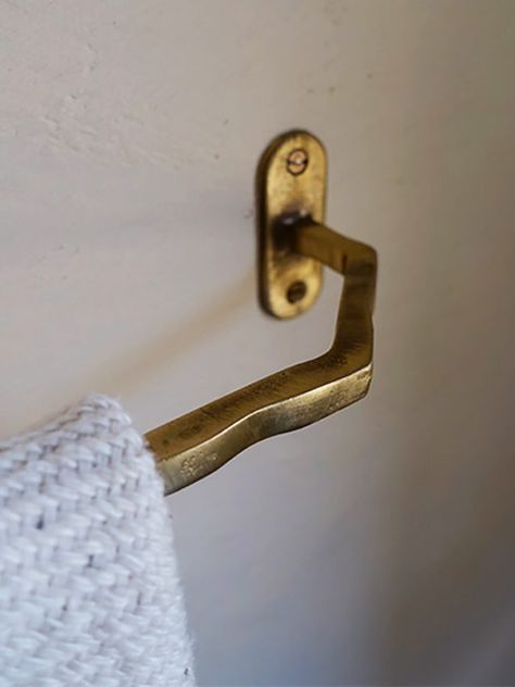 Brass Bathroom Hardware, Toallero Ideas, Brass Towel Bar, Towel Bar Bathroom, Brass Wall Hook, Bronze Bathroom, Towel Holder Bathroom, Brass Bathroom, Bathroom Towel Bar