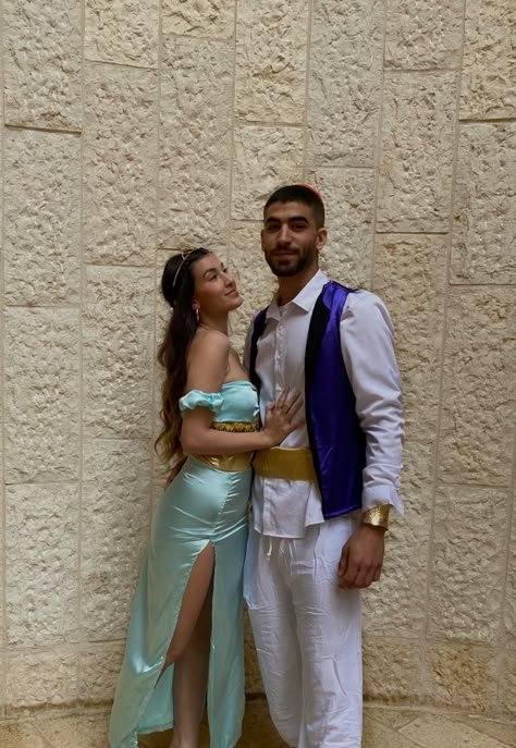 Cartoon Costume Ideas Couples, Aladdin Couple Costume, Jasmine Couple Costume, Cute Couple Halloween Costumes Disney, Couple Costume Disney, Couple Halloween Costumes Princess, Disney Princess Couple Costumes, Princess And Prince Costumes Couples, Movie Costume Ideas Couples