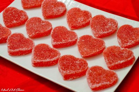 Jujubes maison à la compote de pomme pour la St-Valentin - Wooloo Romantic Dinner Outside, White Chocolate Strawberries, Strawberry Hearts, Valentines Day Coloring, Heart Food, Valentines Day Food, Easy Meals For Kids, Jell O, Valentines Day Activities