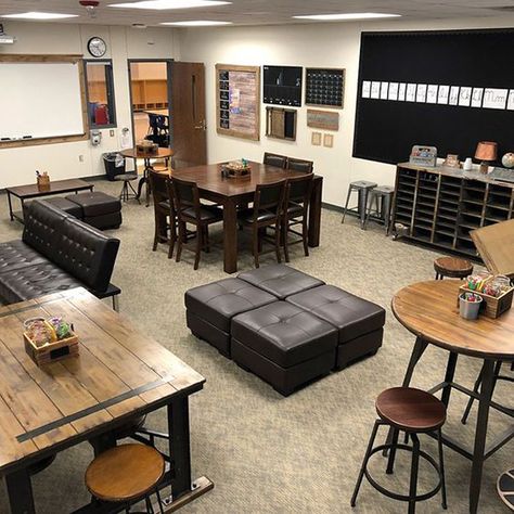 34 Creative Classroom Decor Ideas That Makes You Yearn School | HomeMydesign Classroom Organization High School, Teachers Lounge Makeover, Flexible Seating Classroom, Staff Lounge, Classroom Arrangement, Alternative Seating, Classroom Decor High School, Classroom Seating, Teachers Lounge