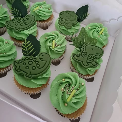 Dinosaur Baby Shower Cupcakes, Dinosaur Brownies, Cupcake Dinosaur Cake, Dinasour Cupcakes Ideas, Dinosaur Cupcake Ideas, Dinosaur Birthday Cupcakes, Cupcake Dinosaur, Dinosaur Cupcake Cake, Dino Cupcakes