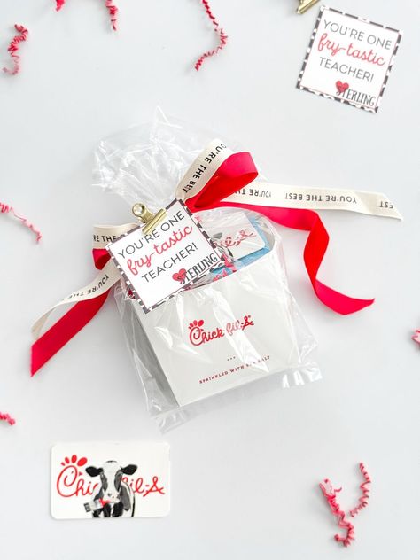 Chick Fil A Gift Card Ideas, Chick Fil A Teacher Appreciation, Chick Fil A Gift Card, Quick Teacher Gifts, Book Gifts Diy, Gift Card Presentation, Punny Gifts, Teacher Holiday Gifts, Orchid Plant