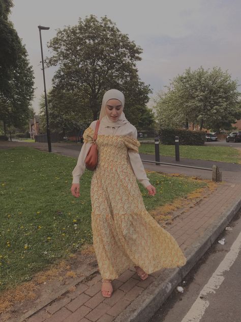 Long modest floral dress | hijabi | eid outift #fashion #modestfashion #hijabi #hijab #muslim Floral Hijab Outfit, Hijabi Floral Dress, Floral Dress Hijab, Long Dress Hijab, Modest Dress Outfits, Flower Dresses Outfit, Hijabi Dresses, Modest Floral Dress, Long Flower Dress