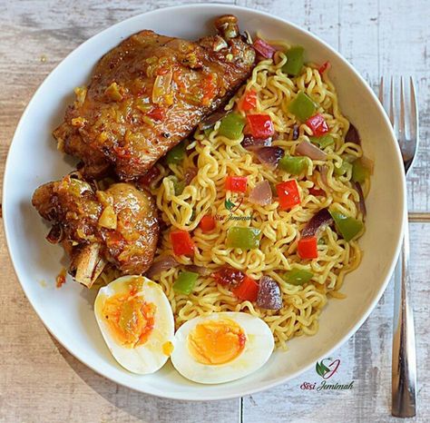 Indomie noodles...sisi_jemimah Indomie Recipe, Indomie Noodles, African Recipes Nigerian Food, Cook Eggs, Noodle Recipes Easy, Healthy Food Menu, Tasty Recipes Videos, Nigerian Food, Quick Recipes Snacks