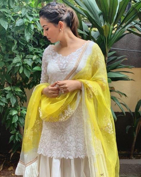 Mira Rajput Kapoor | Today for the @helpinghandsfoundationindia Annual Fundraiser 🌼 @delnanallaseth @saniya_shadadpuri @aksnash | Instagram Mira Kapoor, Mira Rajput, Quick Recipes Snacks, Indian Dresses Traditional, February 13, Indian Wear, Indian Dresses, Saree, Dresses