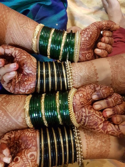 Bangles Photography Ideas, Poses For Karwachauth, Colourful Bangles, Bride Pics, Bangle Ceremony, Animation Camera, Bridal Jewellery Inspiration, Red Bangles, Preparing For Marriage