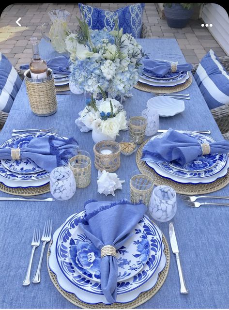 Blue Table Set Up, Blue White Table Settings, Blue White Tablescape, Summer Dinner Table Setting, Outdoor Summer Table Decor, Blue Table Decorations Wedding, Blue And White Themed Party, Blue Dining Table Decor, Summer Table Settings Outdoor