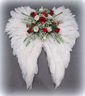 Angel Wings Flower, Angel Wing Crafts, Cross Wreath Diy, Angel Wings Decor, Diy Angel Wings, Diy Floral Wreath, Gravesite Decorations, Diy Christmas Wreaths Ideas, Deco Mesh Wreaths Diy