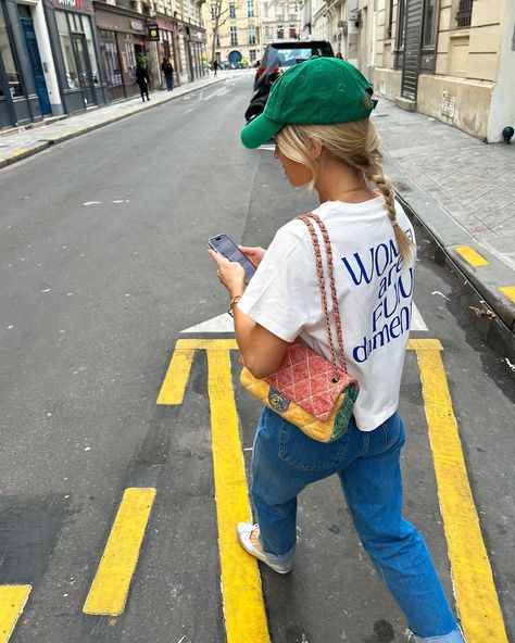 Outfits With Chanel Bag, Blonde Summer Outfit, Chanel Bag Outfit Street Style, Cap Summer Outfit, Cap Street Style, Lente Outfit, Chanel Bag Outfit, Jeans Outfit Summer, Summer Ootd