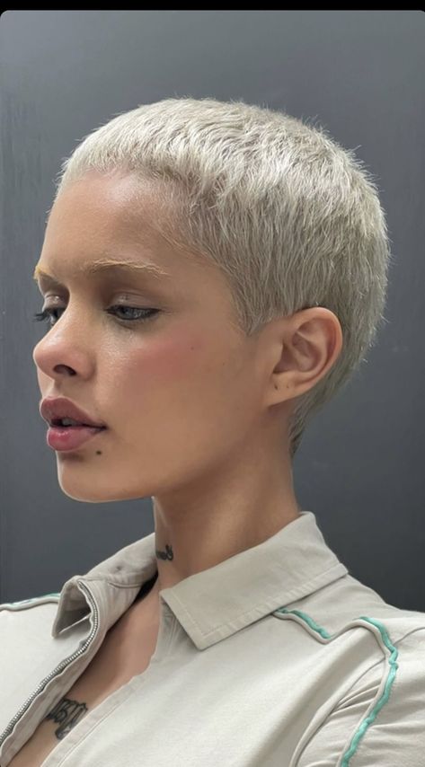 Bald Models Woman, Blonde Buzzcut Woman, Short Buzzed Hair, Buzzed Hair Women, Buzz Cut Women, Super Short Haircuts, Buzz Cut Hairstyles, Shaved Hair Designs, Buzzed Hair