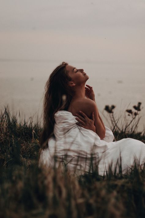 Lake Photoshoot Aesthetic, Blonde Photoshoot, Outdoor Photoshoot Inspiration, Cycle Photo, Boudiour Poses, Lake Photoshoot, Water Shoot, Nature Photoshoot, Foto Shoot