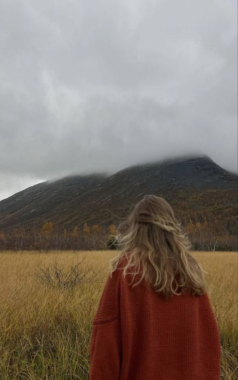 Moody Fall Aesthetic, Autumn Senior Pictures, Pnw Vibes, Natural Aesthetics, Fallen Leaves, Granola Girl, Autumn Cozy, Autumn Aesthetic, Aesthetic Photo