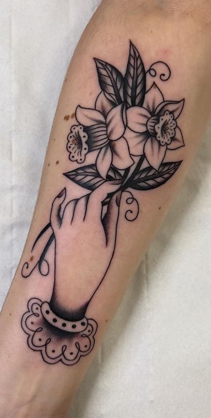 Traditional Narcissus Flower Tattoo, Daffodil Chest Tattoo, Traditional Style Daffodil Tattoo, Old Fashion Flower Tattoo, Tattoo Designs Shading, Neotraditional Daffodil Tattoo, Black Daffodil Tattoo, Traditional Iris Flower Tattoo, American Traditional Daffodil Tattoo