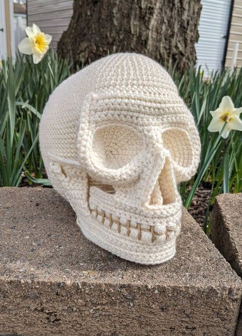 Crochet Skull Pattern, Pokeball Crochet Pattern, Crochet Skull Patterns, Crochet Skull, Halloween Crochet Patterns, Skull Pattern, Crochet Fashion Patterns, Fun Crochet Projects, Halloween Crochet