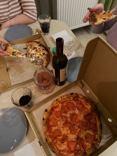 #girlsnightout #sleepover #girls #pizza #wine #girlpower #pizzanight Pizza Slumber Party, Europe Lifestyle, Ashley Poston, Gilmore Aesthetic, Picnic Date Food, Wine And Pizza, Thirty Flirty And Thriving, Broken Bow, Lorelai Gilmore