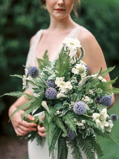 Bouquet Végétal, Magnolia Rouge. Fern Bouquet, Wedding Flower Trends, Fern Wedding, Simple Wedding Bouquets, Greenery Wedding Bouquet, Spring Wedding Colors, Wedding Colors Blue, Deco Floral, Wedding Flower Arrangements