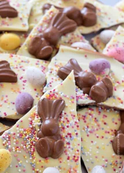 Chocolate Bark Ideas, Gift Desserts, Pascuas Ideas, Easter Bark Recipe, Homemade Easter Gifts, Easy Recipe For Kids, Easter Chocolate Bark, Bark Recipes Easy, Easter Bark