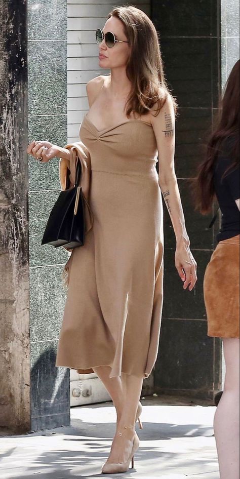 Angelina Jolie Photoshoot, Maleficent Movie, Angelina Jolie Style, Jolie Pitt, Boss Girl, Elegant Ladies, Black Handbag, Luxury Women Fashion, Sweetheart Dress