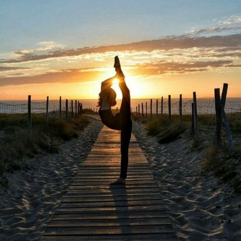 Gymnastics Beach Pictures, Aesthetic Gymnastics Photos, Flexibility Pictures, Gymnastics Sunset, Handstand Aesthetic, Beach Gymnastics, Gymnastics Silhouette, Yoga Poses Photography, Dance Pics