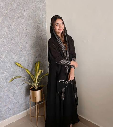 Hiba Badarudheen, Gold Jewelry Stores, Trendy Dress Outfits, Pictures Poses, Trendy Dress, Abayas Fashion, Trendy Dresses, Picture Poses, Stylish Girl