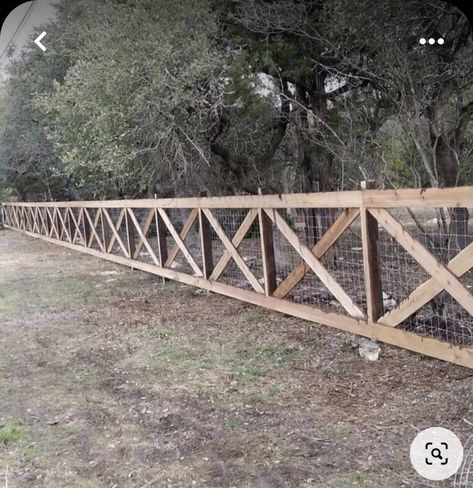 Country Yard Landscaping Farms Backyards, Rustic Fencing Ideas, Farm Fence Ideas Country Life, Yard Fencing Ideas, Farmhouse Fence Ideas, Wire And Wood Fence, Wooden Fence Ideas, Pasture Fencing, Horse Barn Ideas Stables