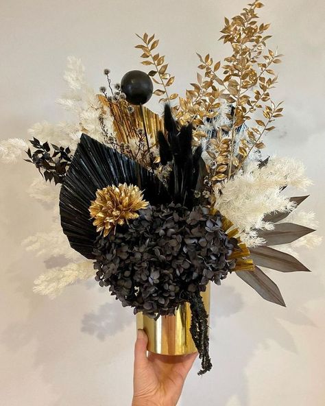 Gold Centerpieces Diy, Black And Gold Centerpieces, Black And Gold Party Decorations, Black Centerpieces, Black And Gold Theme, Gatsby Themed Party, Gold Centerpieces, Gold Party Decorations, Gold Theme